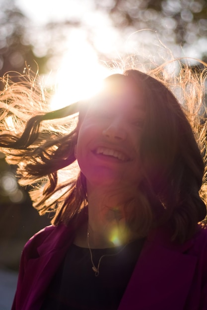 Photo portrait d'une jeune femme souriante aux cheveux ébouriffés