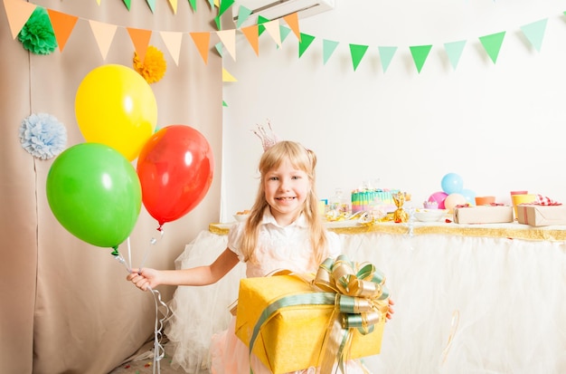 Portrait d'une jeune femme souriante avec des ballons