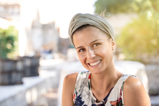 Portrait de jeune femme souriante belle brune en plein air