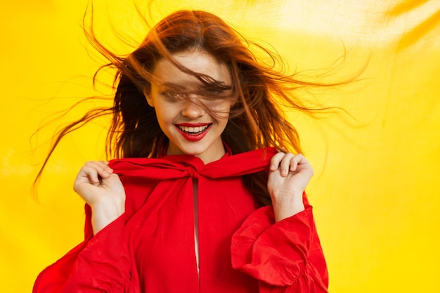 Photo portrait d'une jeune femme souriante avec les bras levés