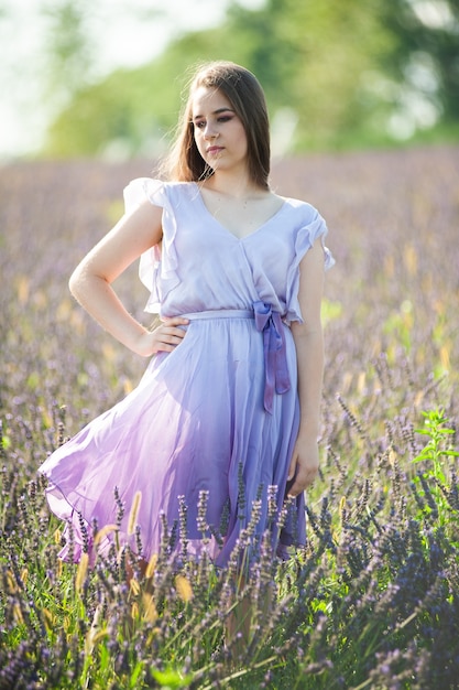 Portrait de jeune femme souriante sur le champ de lavande