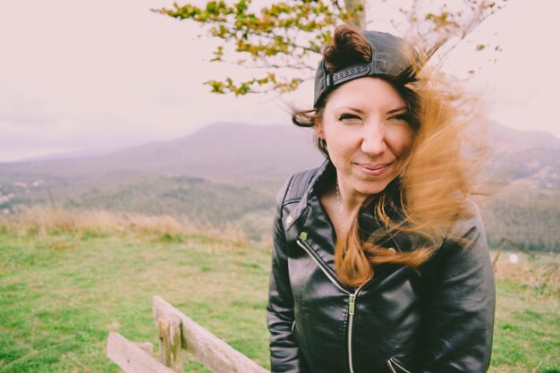 Photo portrait d'une jeune femme souriante sur le champ