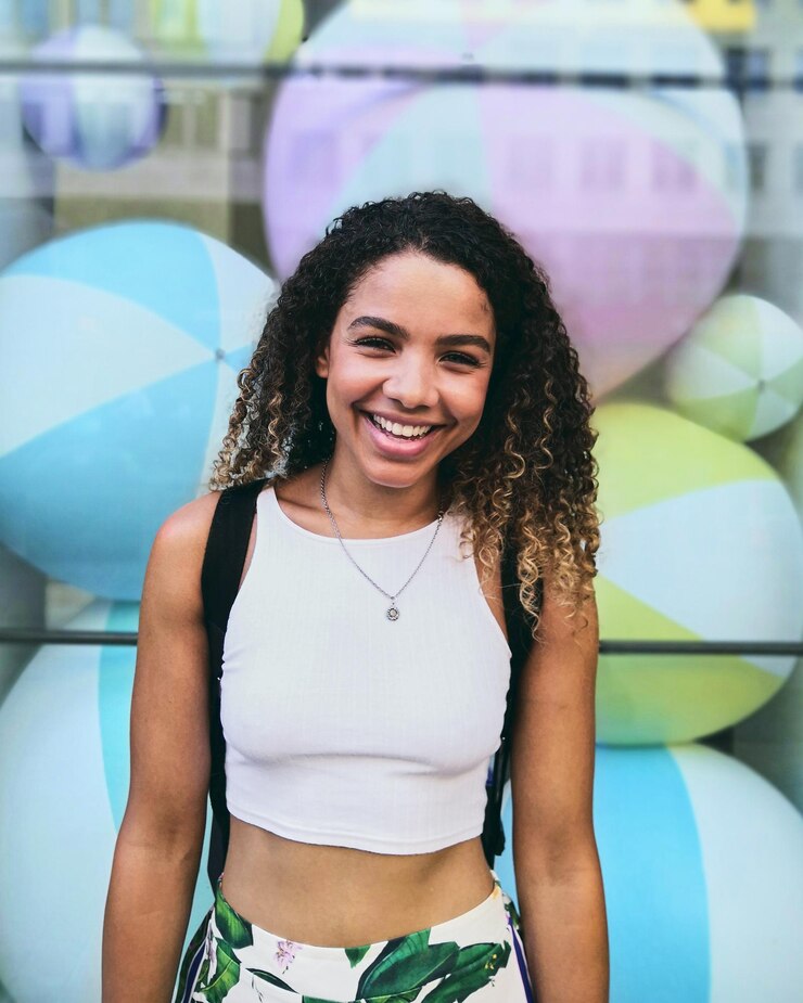 Photo portrait d'une jeune femme souriante contre des boules