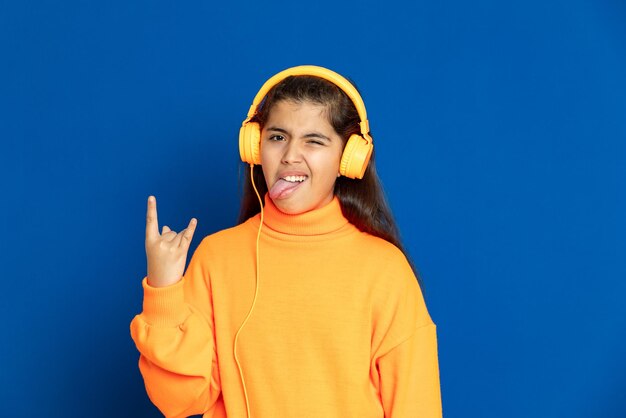 Portrait d'une jeune femme souriante contre le ciel bleu