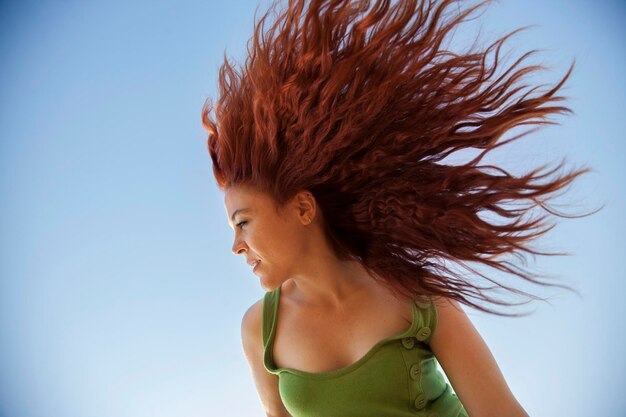 Photo portrait d'une jeune femme souriante contre le ciel