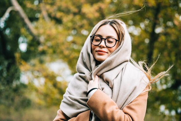 Photo portrait d'une jeune femme souriante contre des plantes