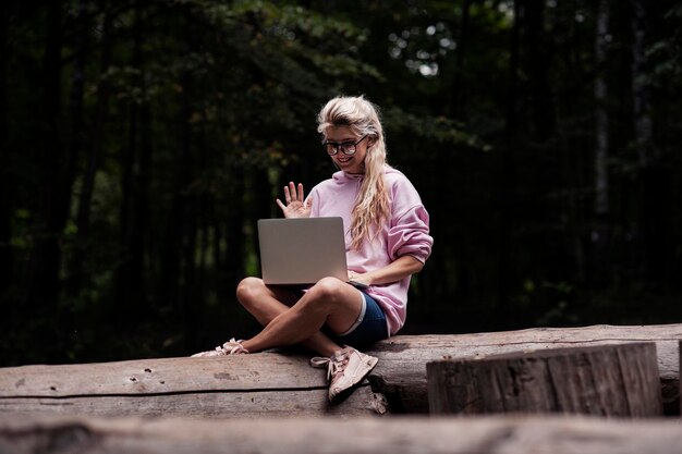 Portrait d'une jeune femme souriante créative. travailler sur un ordinateur portable, jolie fille.