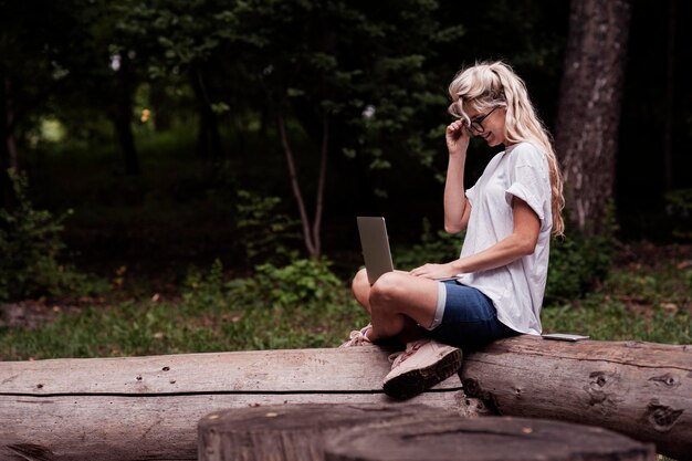 Portrait d'une jeune femme souriante créative. travailler sur un ordinateur portable, jolie fille.