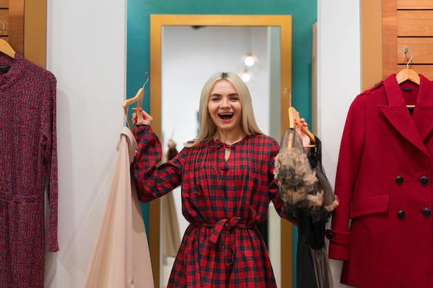 Photo portrait d'une jeune femme souriante dans un magasin