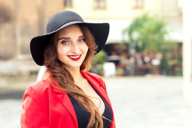 Portrait de jeune femme souriante dans la rue de la ville