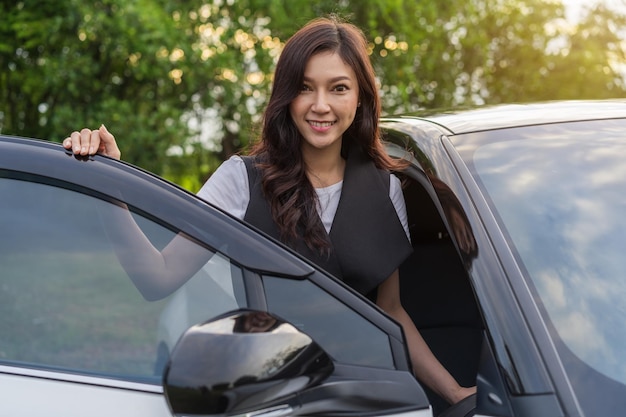 Portrait d'une jeune femme souriante dans une voiture