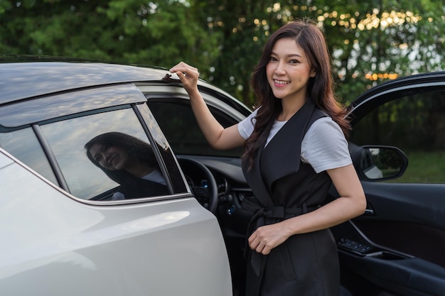 Portrait d'une jeune femme souriante dans une voiture