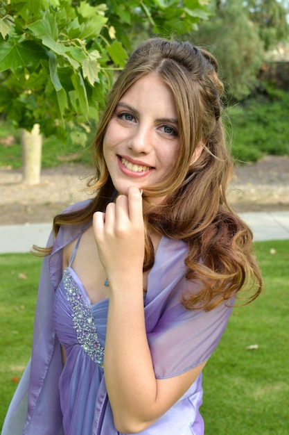 Photo portrait d'une jeune femme souriante debout sur le champ