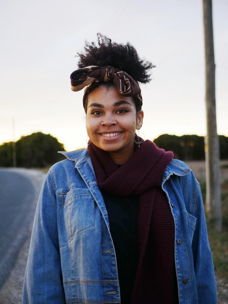 Photo portrait d'une jeune femme souriante debout contre le ciel