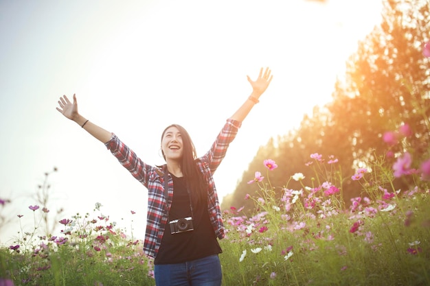 Portrait d'une jeune femme souriante debout contre des plantes