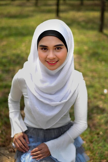 Photo portrait d'une jeune femme souriante debout dans le champ