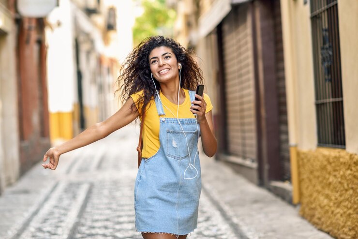 Photo portrait d'une jeune femme souriante debout à l'extérieur