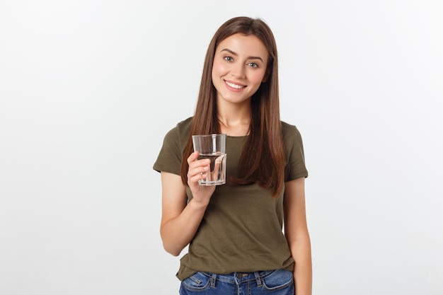 Portrait d'une jeune femme souriante debout sur un fond blanc