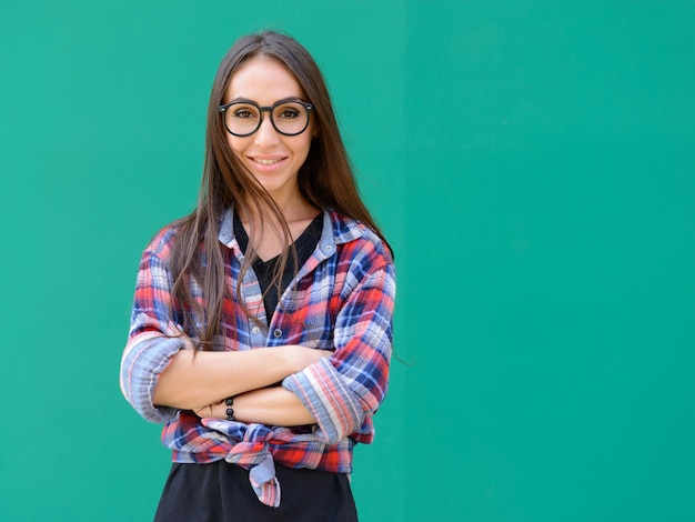 Portrait d'une jeune femme souriante debout sur un fond bleu