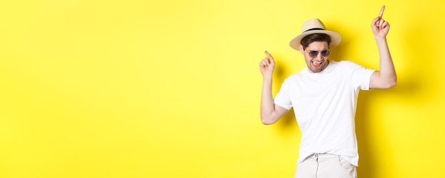 Photo portrait d'une jeune femme souriante debout sur un fond jaune