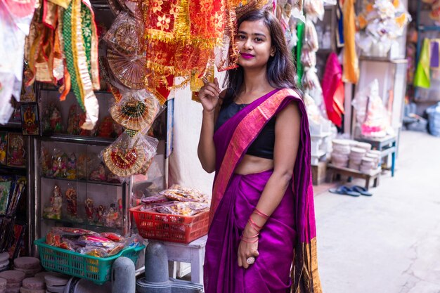 Photo portrait d'une jeune femme souriante debout à un stand de marché