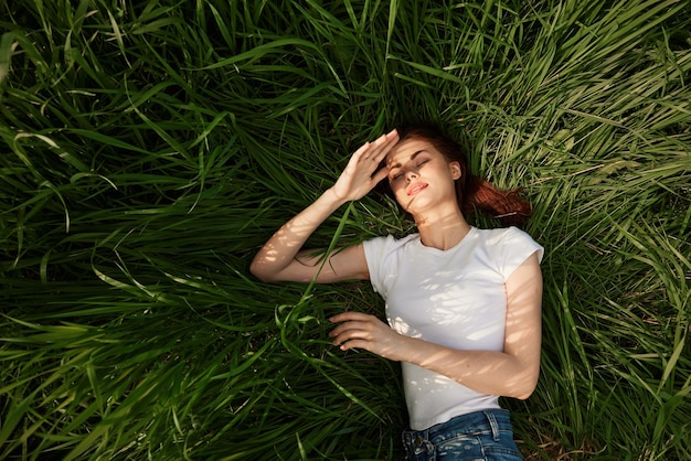 Portrait d'une jeune femme souriante debout sur le terrain