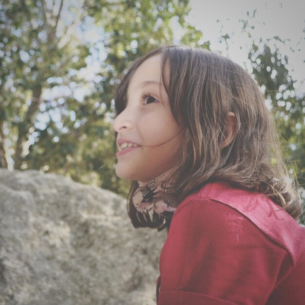 Photo portrait d'une jeune femme souriante détournant le regard