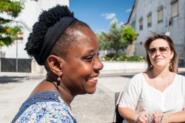 Photo portrait d'une jeune femme souriante à l'extérieur