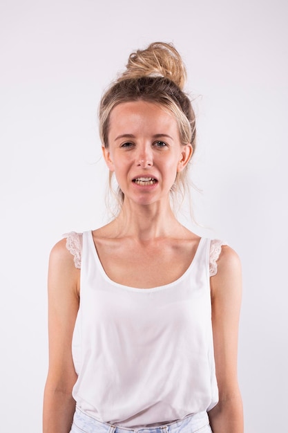 Portrait d'une jeune femme souriante sur fond blanc