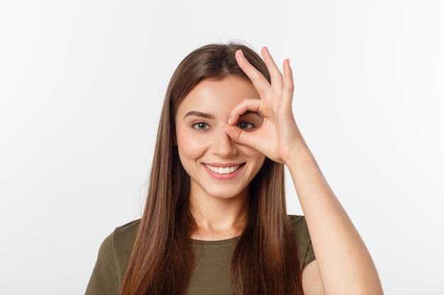 Portrait d'une jeune femme souriante sur un fond blanc