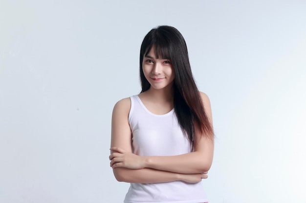 Portrait d'une jeune femme souriante sur un fond blanc