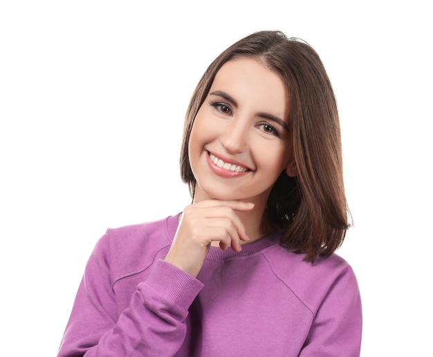 Portrait de jeune femme souriante sur fond blanc