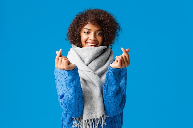 Photo portrait d'une jeune femme souriante sur un fond bleu