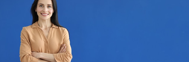 Photo portrait de jeune femme souriante sur fond bleu