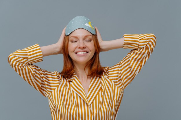 Photo portrait d'une jeune femme souriante sur un fond gris