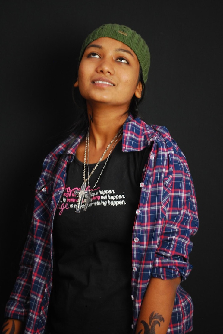 Photo portrait d'une jeune femme souriante sur un fond noir
