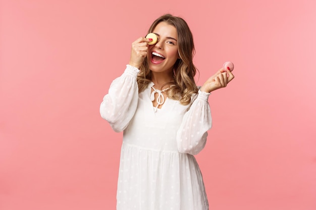 Portrait d'une jeune femme souriante sur un fond rouge