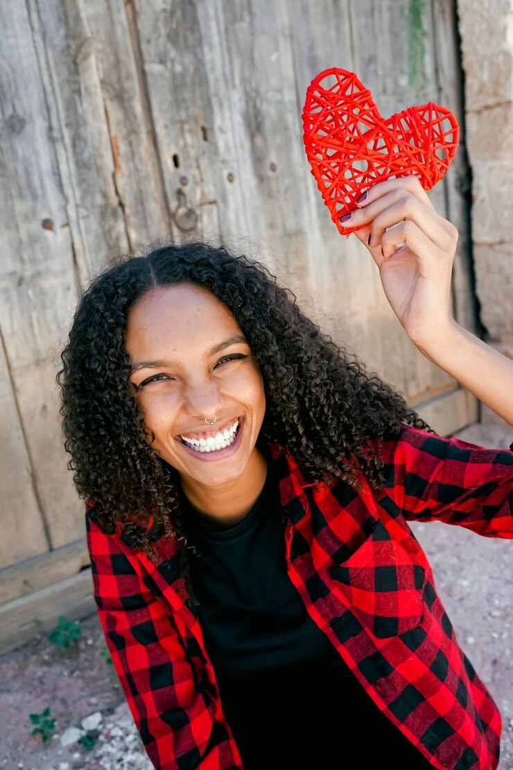 Photo portrait d'une jeune femme souriante en forme de cœur