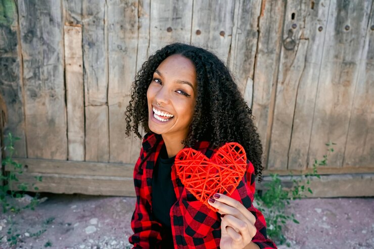 Photo portrait d'une jeune femme souriante en forme de cœur