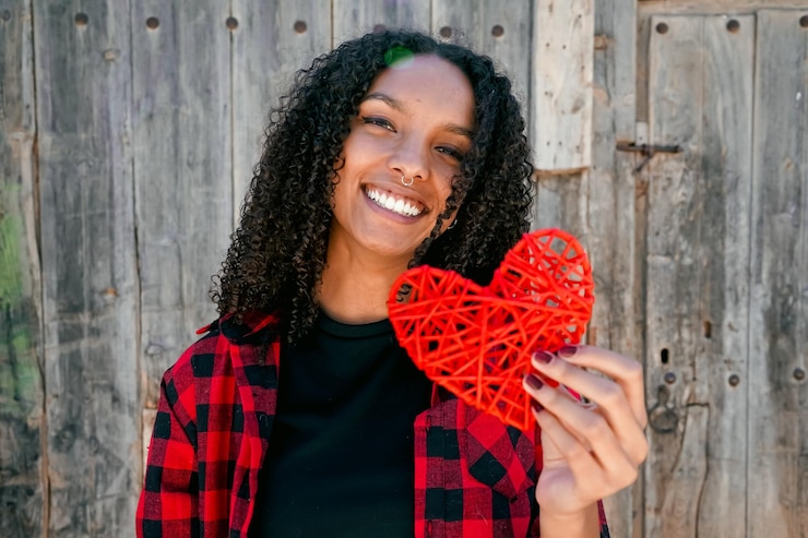 Photo portrait d'une jeune femme souriante en forme de cœur
