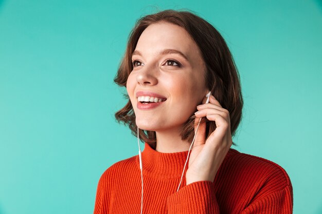 Portrait d'une jeune femme souriante habillée en pull