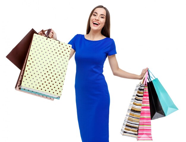 Portrait de jeune femme souriante heureuse avec des sacs à provisions