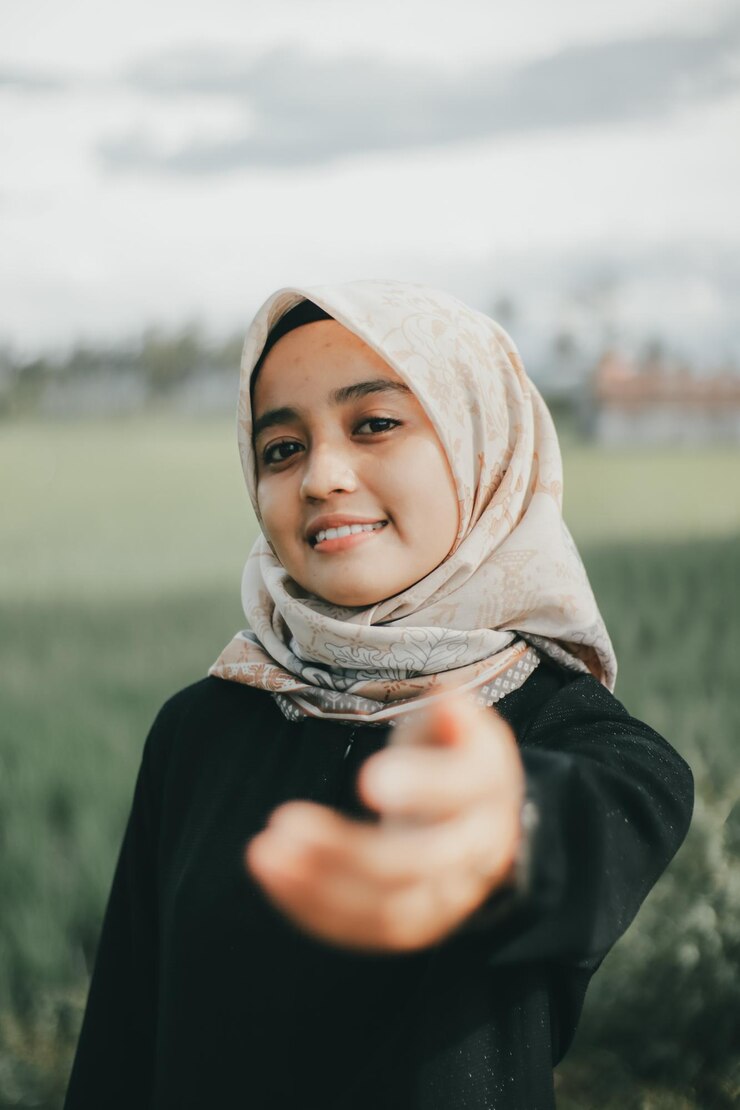 Photo portrait d'une jeune femme souriante en hiver