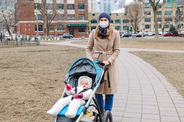 Photo portrait d'une jeune femme souriante en hiver