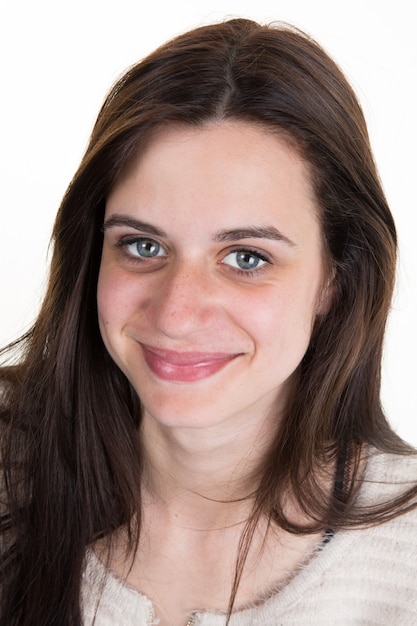 Portrait de jeune femme souriante isolé sur blanc.