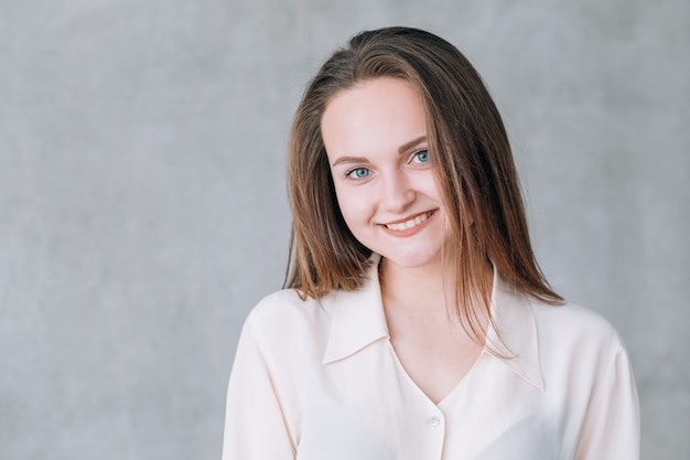 Portrait de jeune femme souriante. Jeunesse et beauté