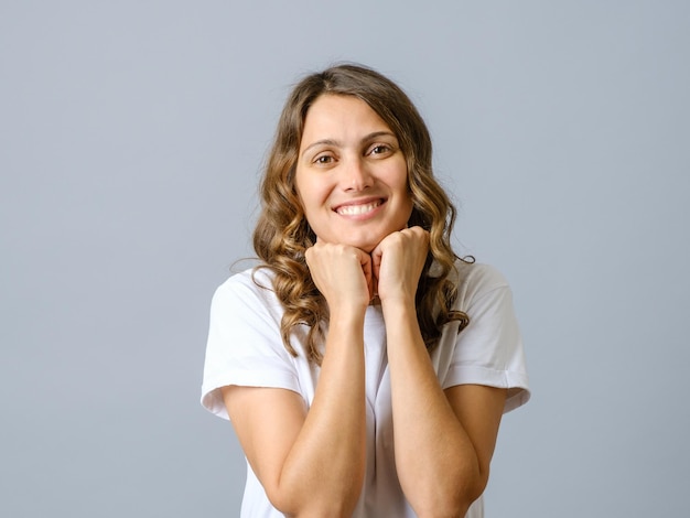 Portrait d'une jeune femme souriante et jolie qui pense à quelque chose d'isolé.