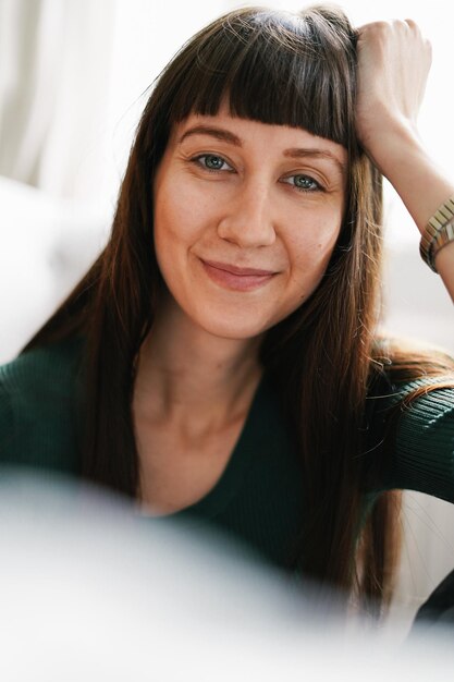 Portrait d'une jeune femme souriante à la maison