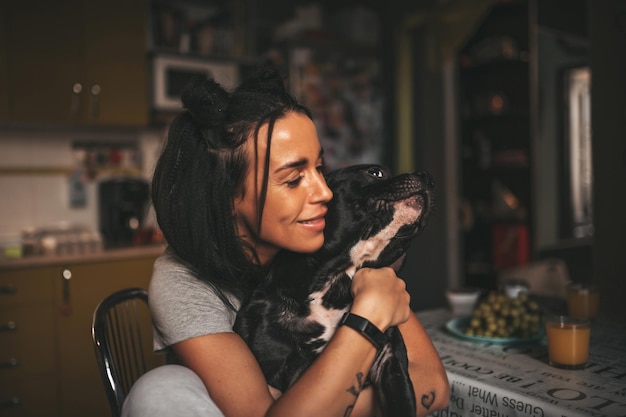 Photo portrait d'une jeune femme souriante à la maison