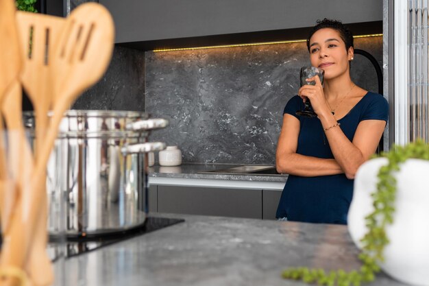 Photo portrait d'une jeune femme souriante à la maison